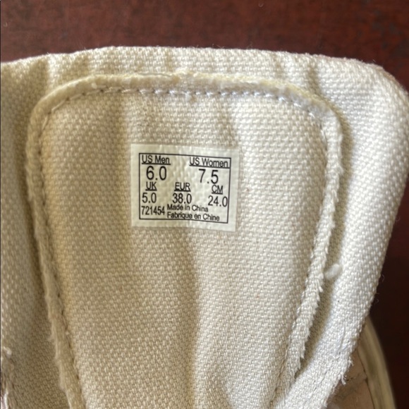 Unisex Women 7.5, Men 6.0, Vans Cream Suede Sneakers - Picture 3 of 6